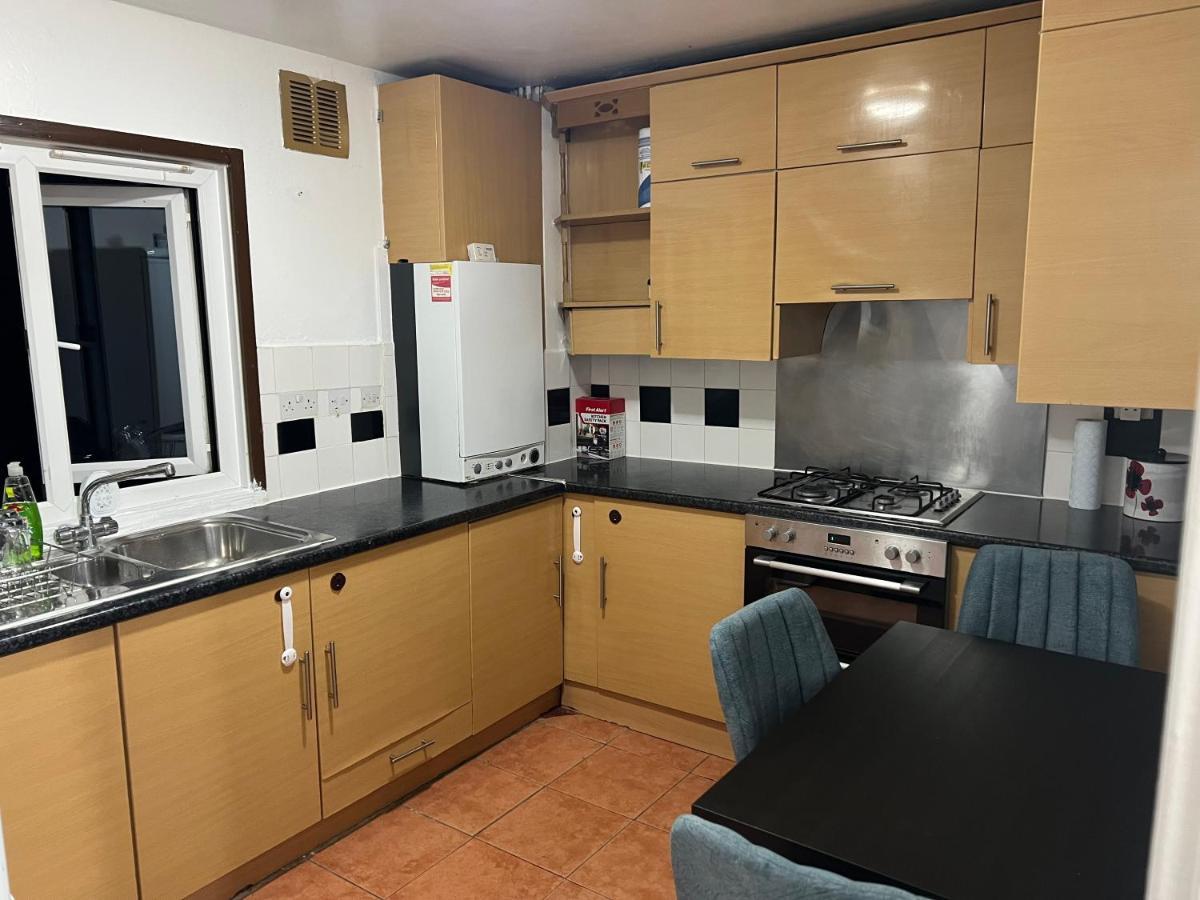 Cosy 2 Bedroom Flat London Bagian luar foto